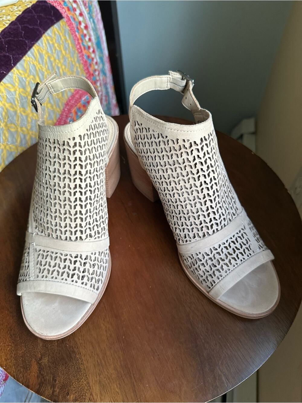 Vince Camuto Lendia Perforated Block Heel Sandals Beige Leather Sz 8.5